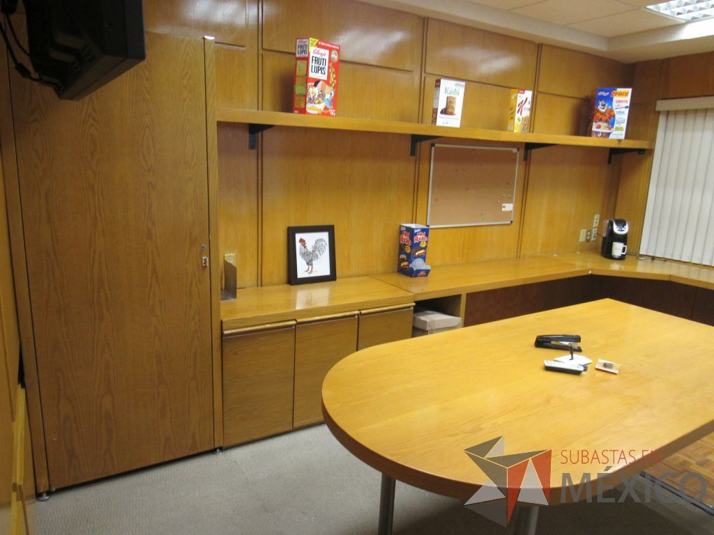 Lote 088 - Oficina Ejecutiva con escritorio en escuadra, mesa de trabajo, credenza... - Imagen 5