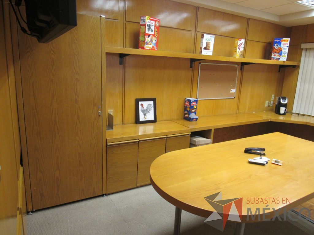 Lote 088 - Oficina Ejecutiva con escritorio en escuadra, mesa de trabajo, credenza... - Imagen 6