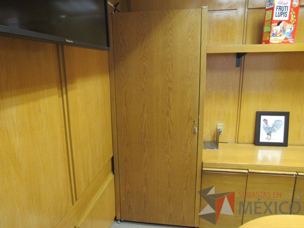 Lote 088 - Oficina Ejecutiva con escritorio en escuadra, mesa de trabajo, credenza... - Imagen 8