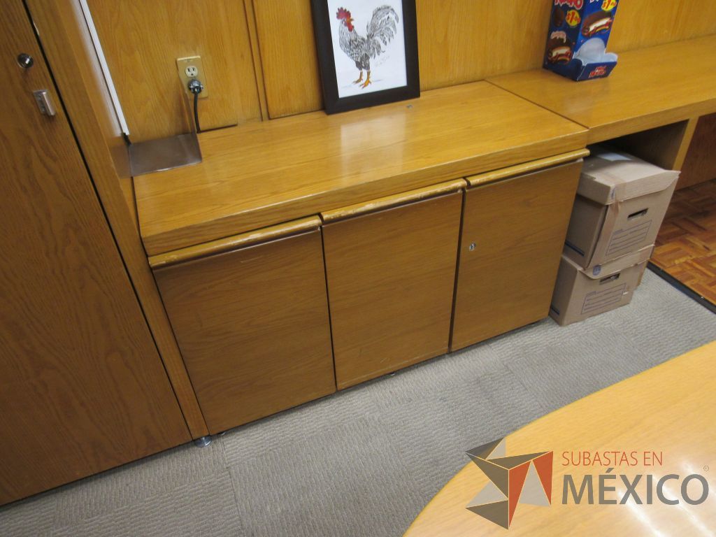 Lote 088 - Oficina Ejecutiva con escritorio en escuadra, mesa de trabajo, credenza... - Imagen 9