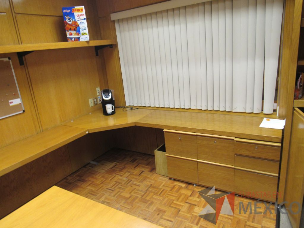 Lote 088 - Oficina Ejecutiva con escritorio en escuadra, mesa de trabajo, credenza... - Imagen 12