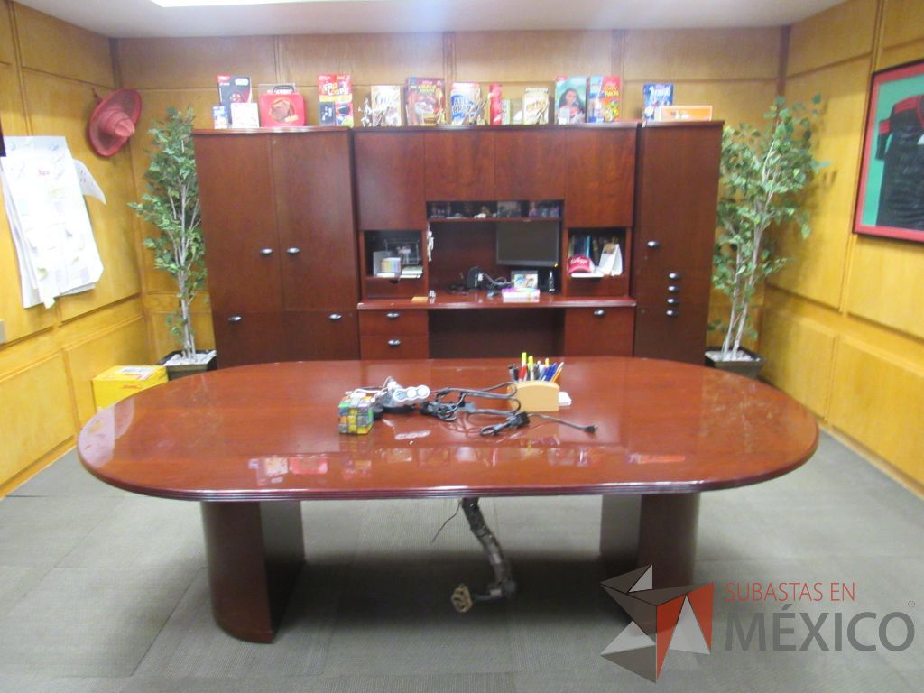 Lote 002 - Oficina Ejecutiva con Escritorio tipo madera, Gabinete y Mesa de juntas - Imagen 2