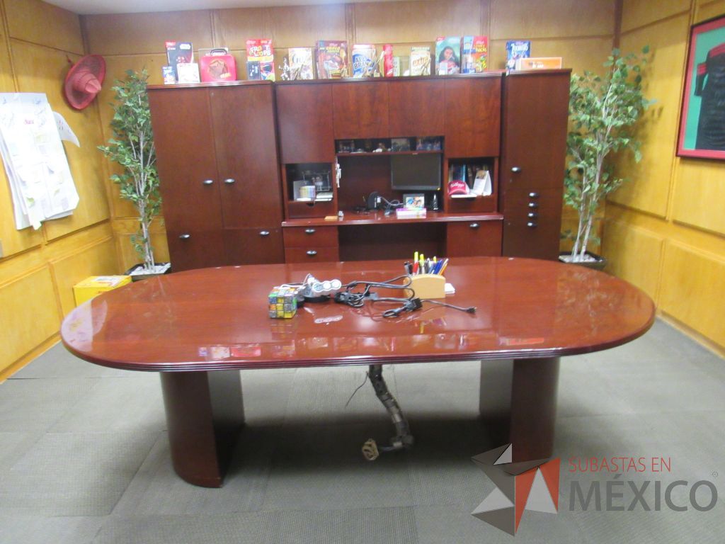 Lote 002 - Oficina Ejecutiva con Escritorio tipo madera, Gabinete y Mesa de juntas - Imagen 3