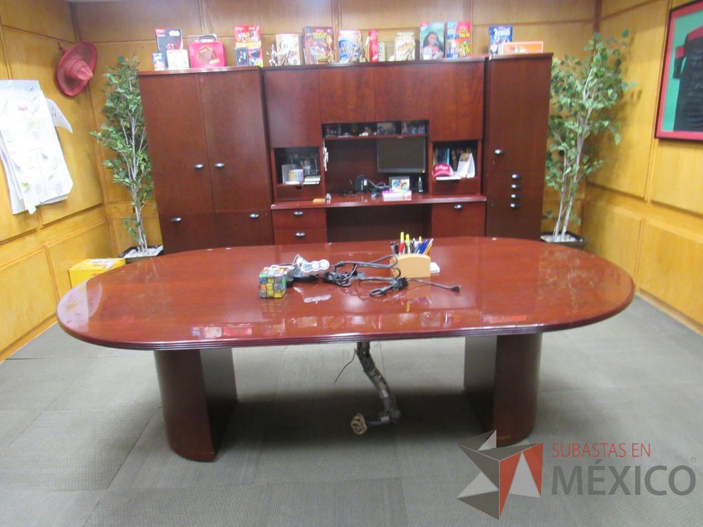 Lote 002 - Oficina Ejecutiva con Escritorio tipo madera, Gabinete y Mesa de juntas