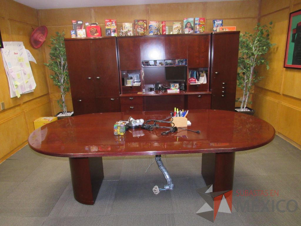 Lote 002 - Oficina Ejecutiva con Escritorio tipo madera, Gabinete y Mesa de juntas - Imagen 4
