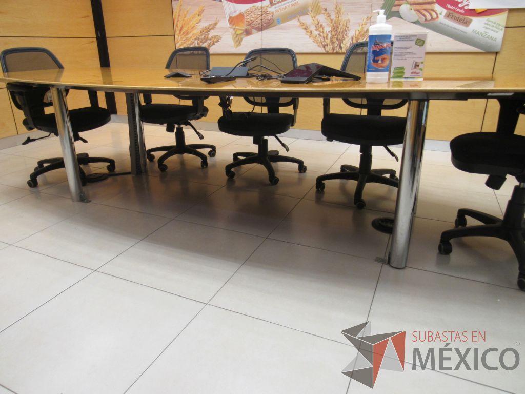 Lote 015 -Mesa de sala de juntas para 8 personas con patas metálicas - Imagen 6
