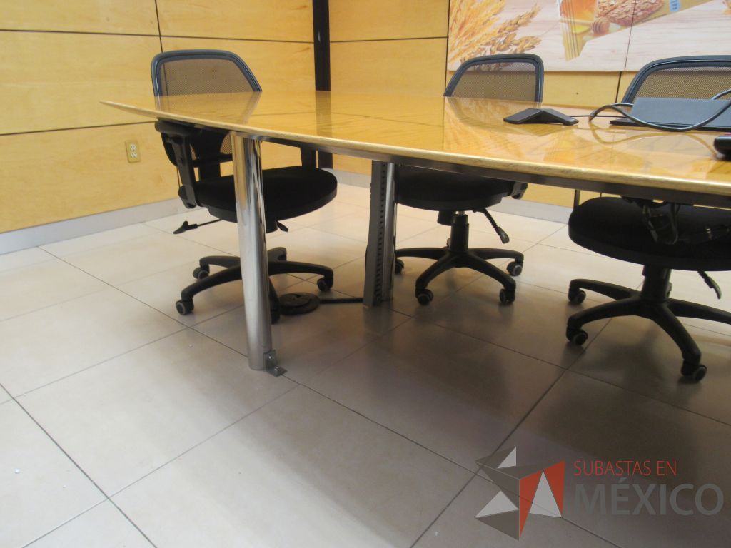Lote 015 -Mesa de sala de juntas para 8 personas con patas metálicas - Imagen 8