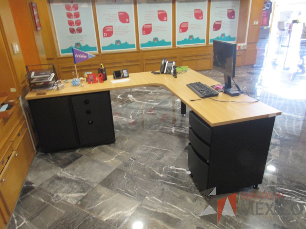 Lote 047 - Escritorio en escuadra de costado izquierdo con gabinete de pedestal de 2 cajones - Imagen 2