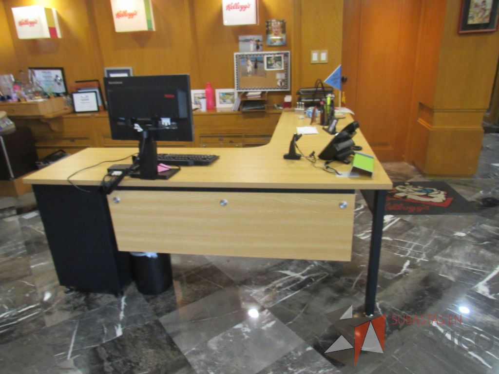 Lote 047 - Escritorio en escuadra de costado izquierdo con gabinete de pedestal de 2 cajones - Imagen 4