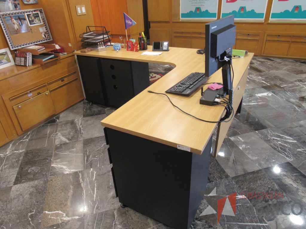 Lote 047 - Escritorio en escuadra de costado izquierdo con gabinete de pedestal de 2 cajones - Imagen 6