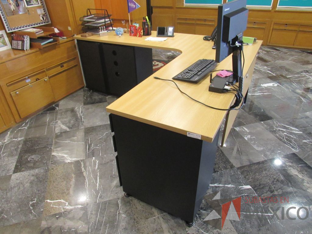 Lote 047 - Escritorio en escuadra de costado izquierdo con gabinete de pedestal de 2 cajones - Imagen 7