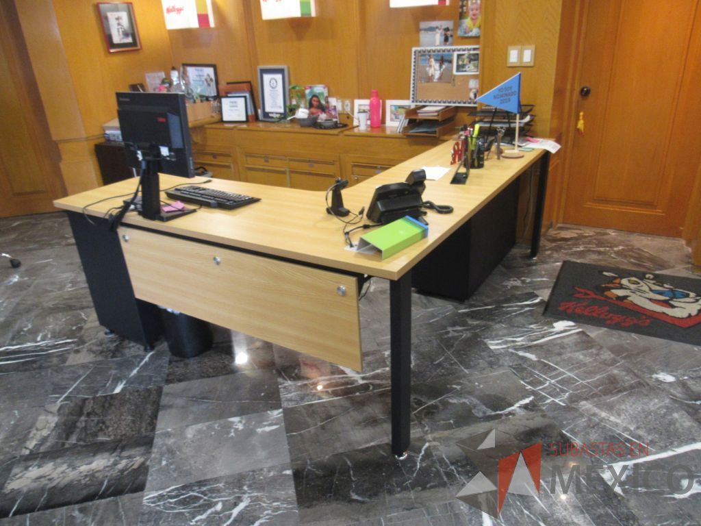 Lote 047 - Escritorio en escuadra de costado izquierdo con gabinete de pedestal de 2 cajones