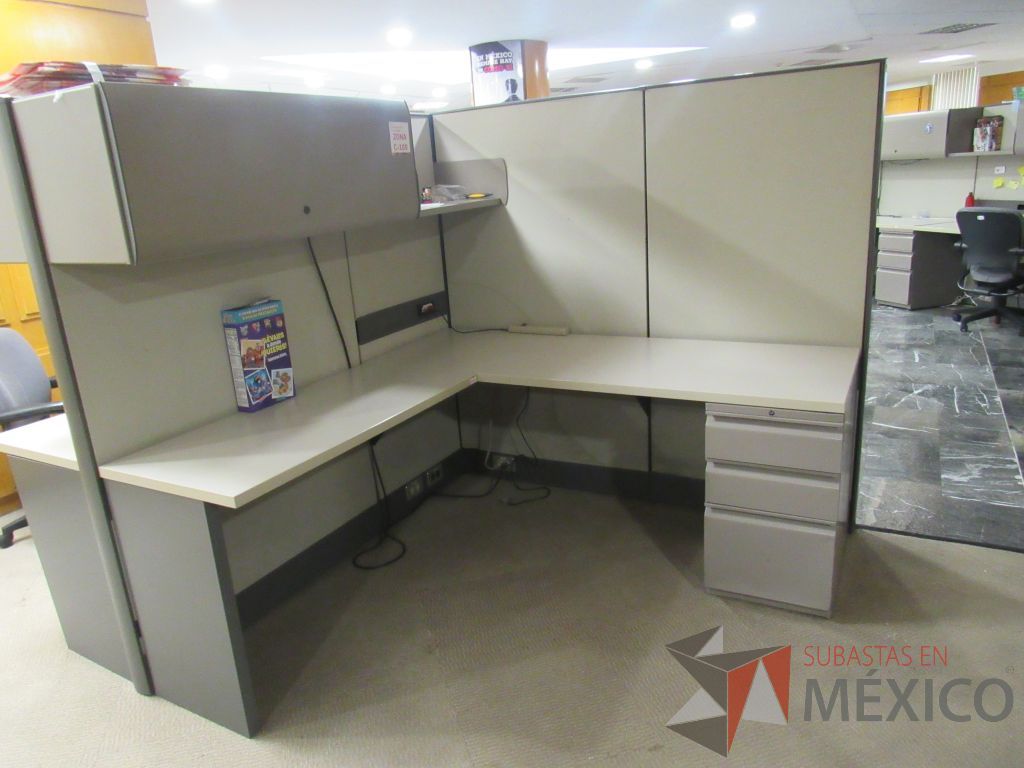 Lote 008 - Estación de trabajo de mampara alta para 2 personas con 1 archivero de pedestal de 3 cajones - Imagen 2