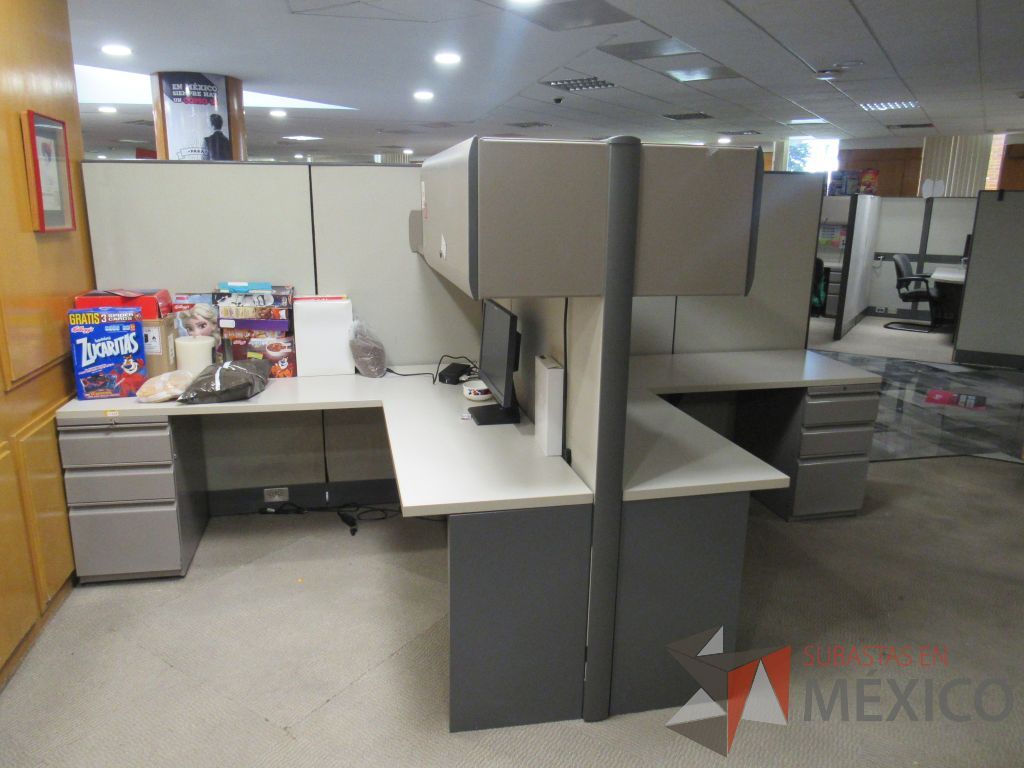 Lote 008 - Estación de trabajo de mampara alta para 2 personas con 1 archivero de pedestal de 3 cajones - Imagen 7