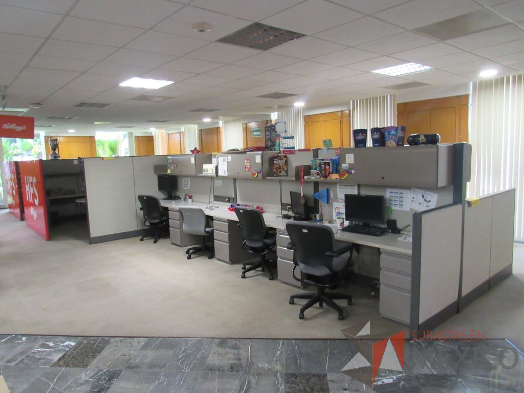 Lote 004 - Estación de trabajo de mampara alta para 12 personas con 11 archiveros de pedestal de 3 cajones - Imagen 2