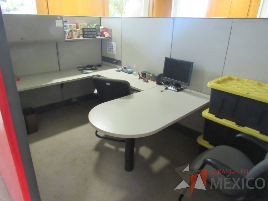 Lote 004 - Estación de trabajo de mampara alta para 12 personas con 11 archiveros de pedestal de 3 cajones - Imagen 7