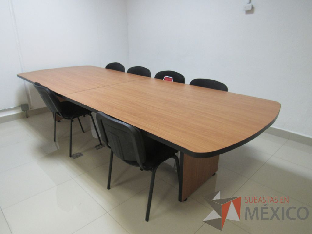 Lote 057 - Mesa de sala de juntas para 10 personas con base y cubierta color café