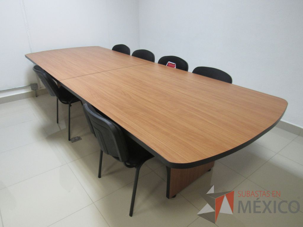Lote 057 - Mesa de sala de juntas para 10 personas con base y cubierta color café - Imagen 2