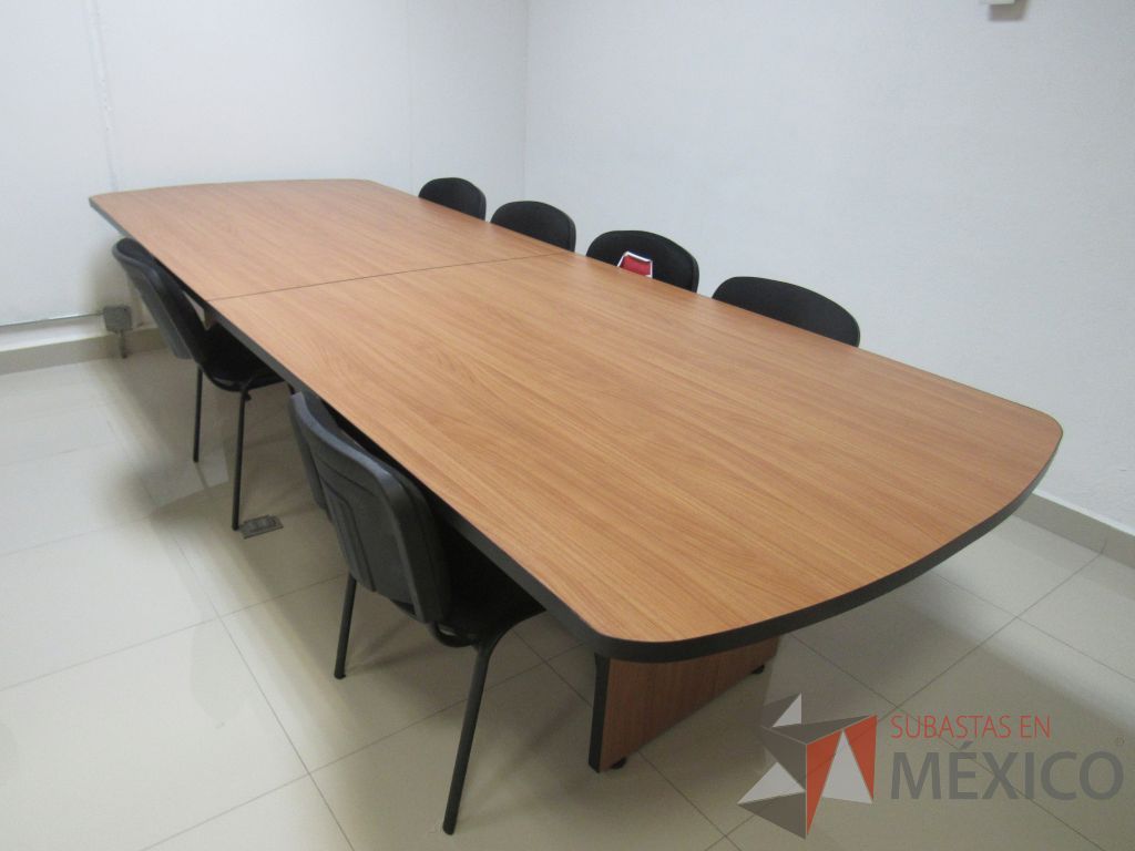 Lote 057 - Mesa de sala de juntas para 10 personas con base y cubierta color café - Imagen 3