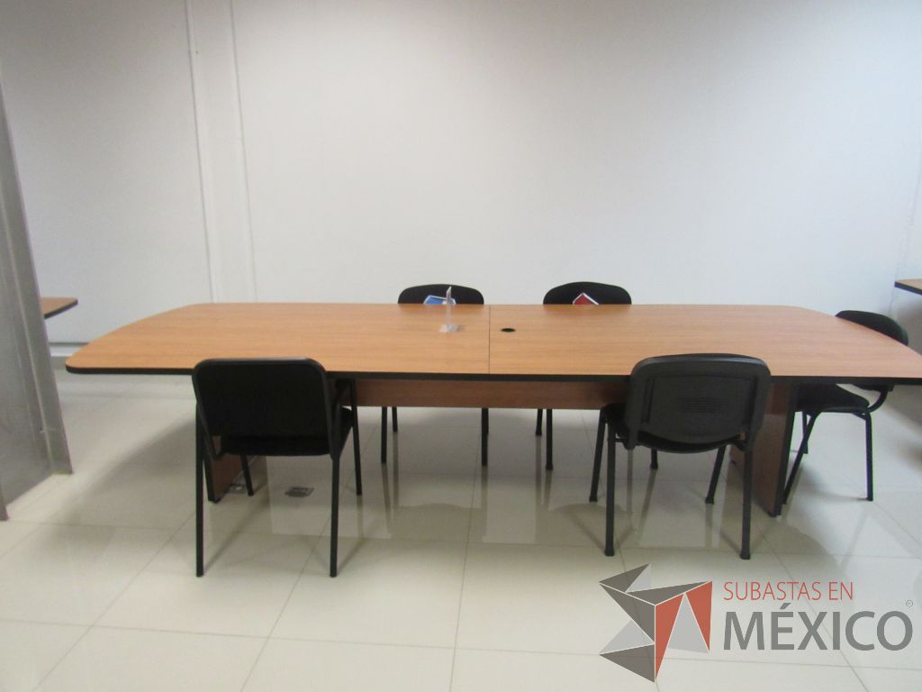 Lote 057 - Mesa de sala de juntas para 10 personas con base y cubierta color café - Imagen 4