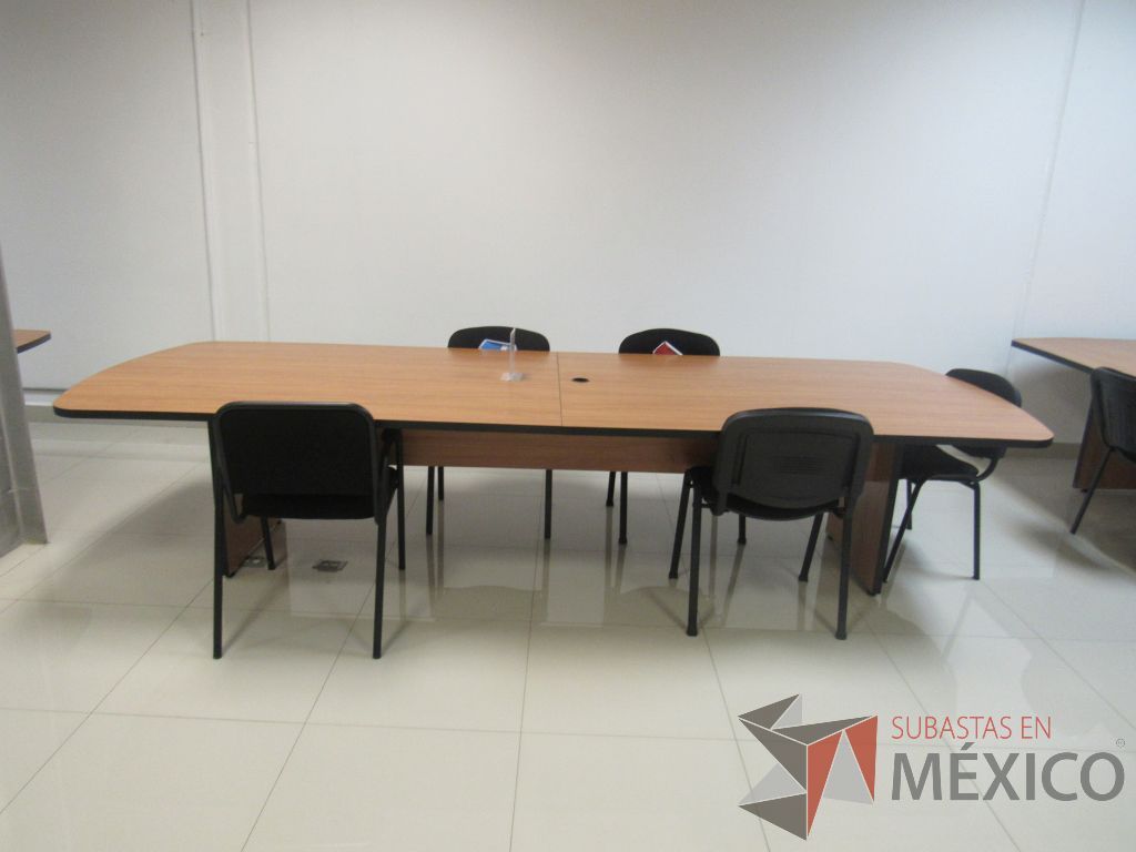 Lote 057 - Mesa de sala de juntas para 10 personas con base y cubierta color café - Imagen 5