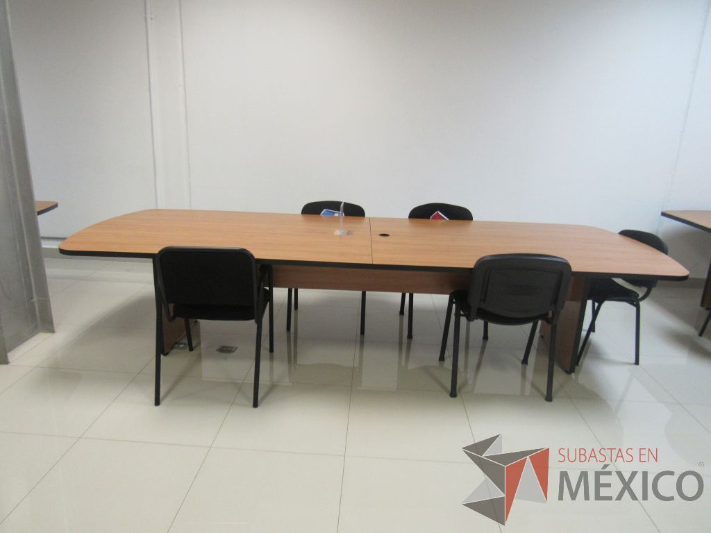 Lote 057 - Mesa de sala de juntas para 10 personas con base y cubierta color café - Imagen 6