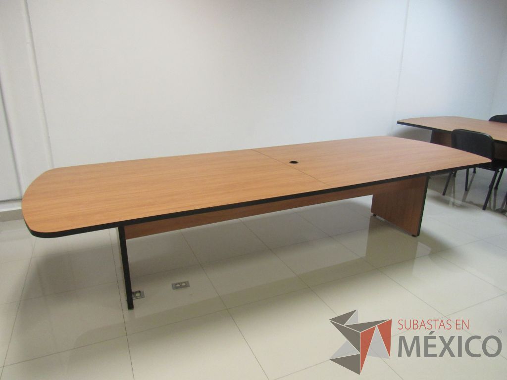 Lote 057 - Mesa de sala de juntas para 10 personas con base y cubierta color café - Imagen 7