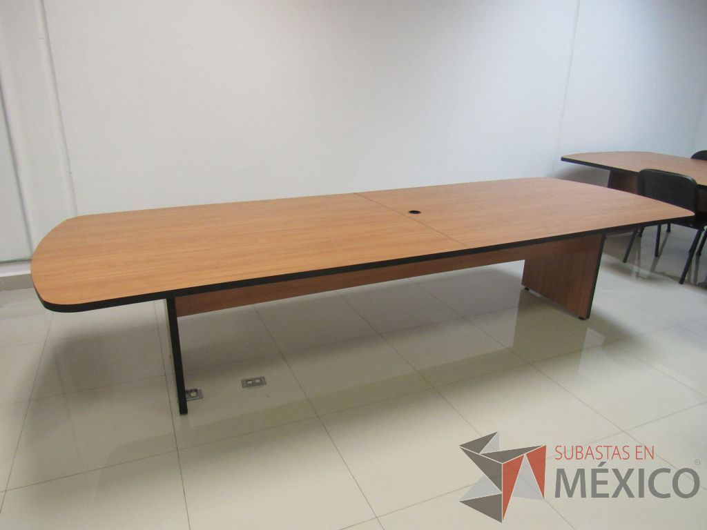 Lote 057 - Mesa de sala de juntas para 10 personas con base y cubierta color café - Imagen 8