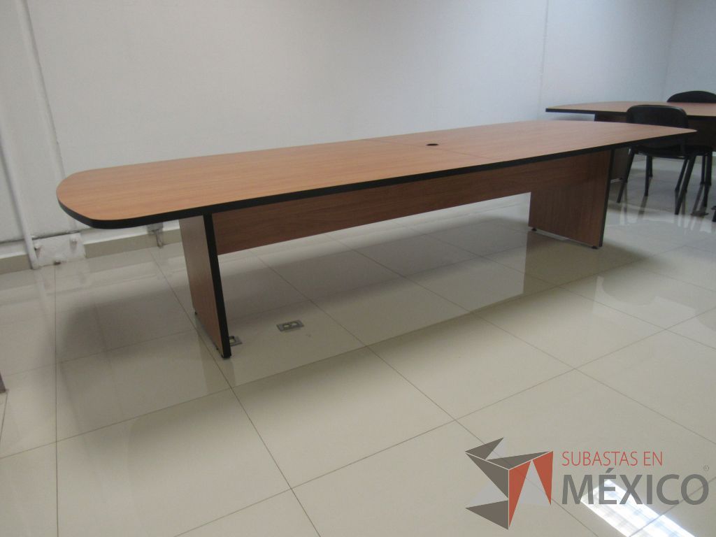 Lote 057 - Mesa de sala de juntas para 10 personas con base y cubierta color café - Imagen 9