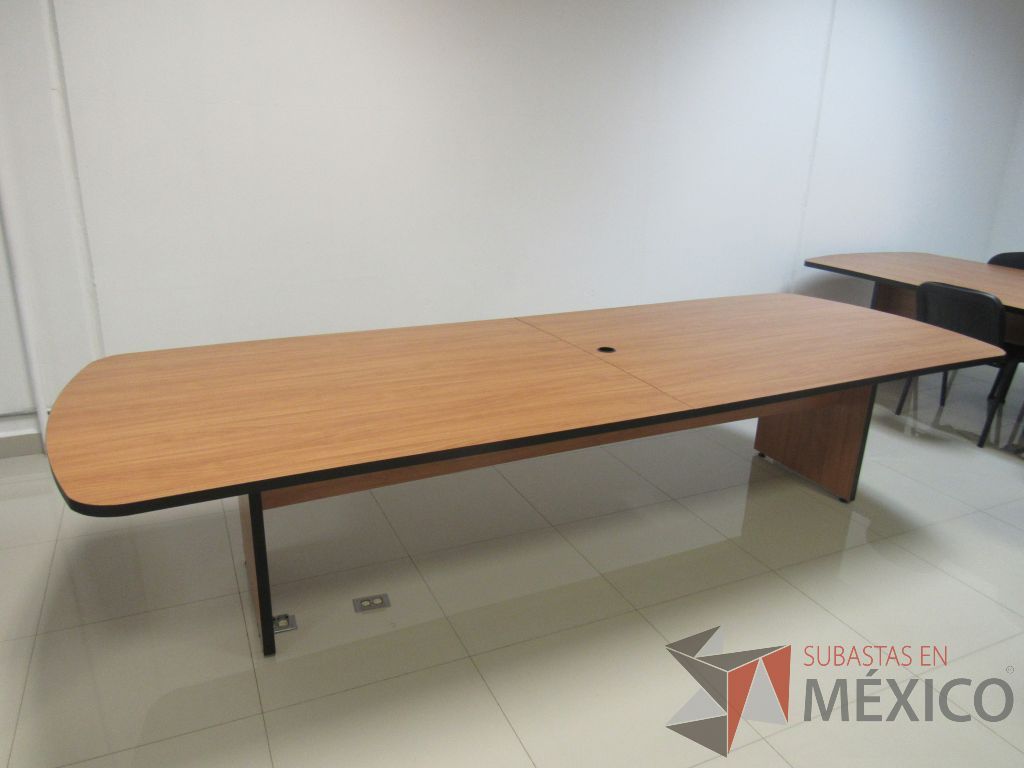 Lote 057 - Mesa de sala de juntas para 10 personas con base y cubierta color café - Imagen 10