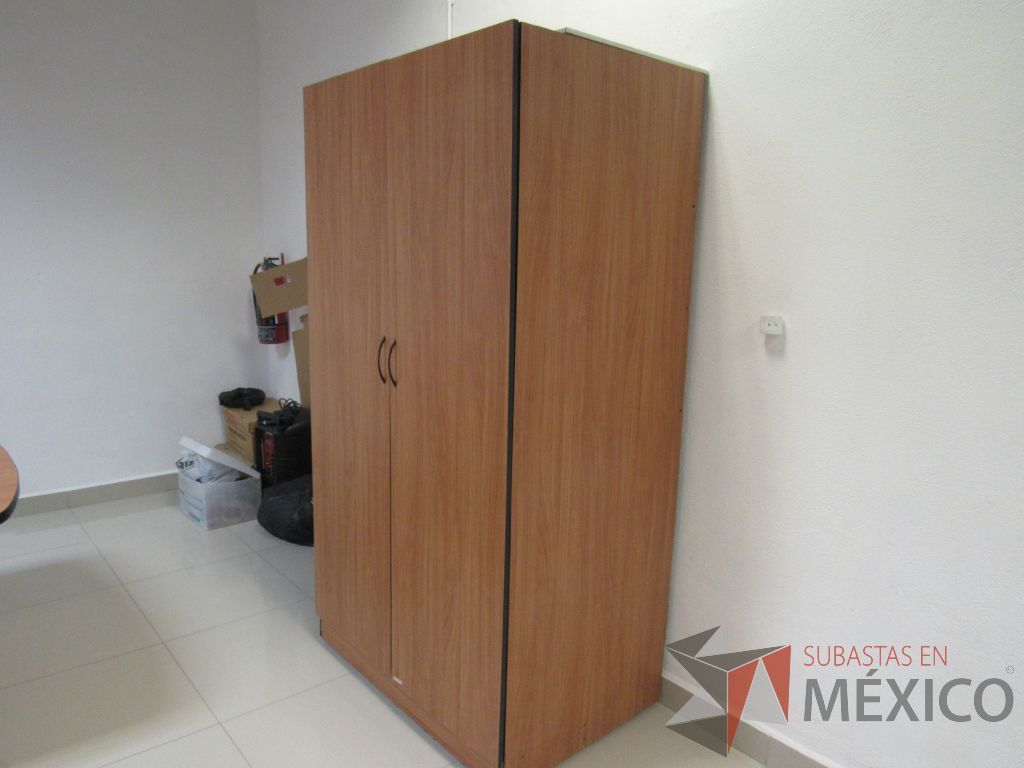 Lote 121 - Gabinete alto de 2 puertas con tarja de acero inoxidables