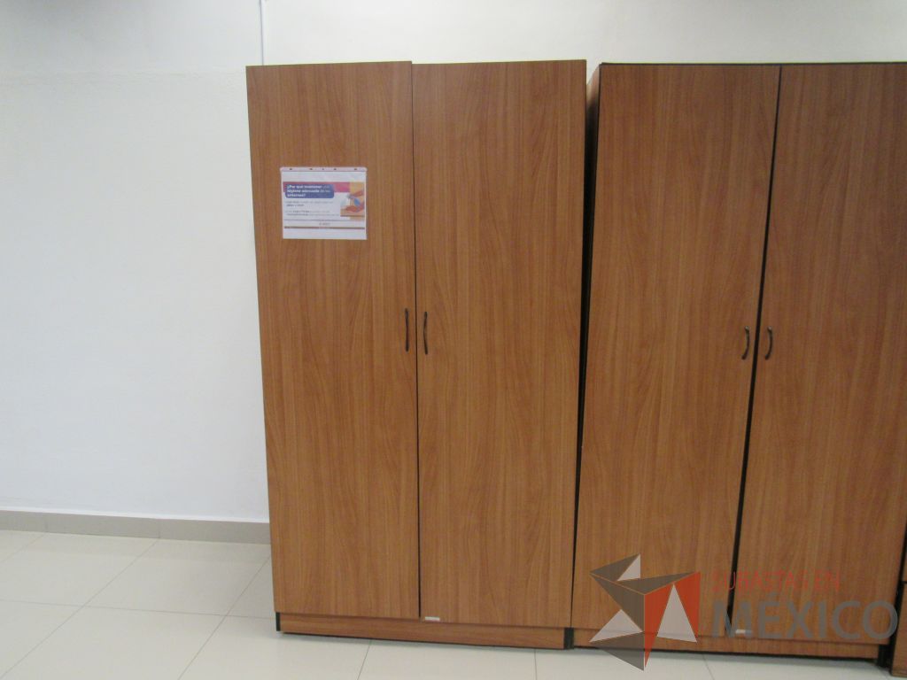 Lote 008 - 2 Gabinetes altos de 2 puertas y 1 entrepaño color café - Imagen 2