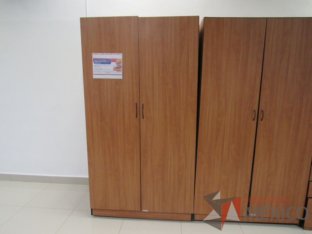 Lote 008 - 2 Gabinetes altos de 2 puertas y 1 entrepaño color café