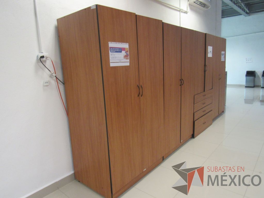 Lote 008 - 2 Gabinetes altos de 2 puertas y 1 entrepaño color café - Imagen 3