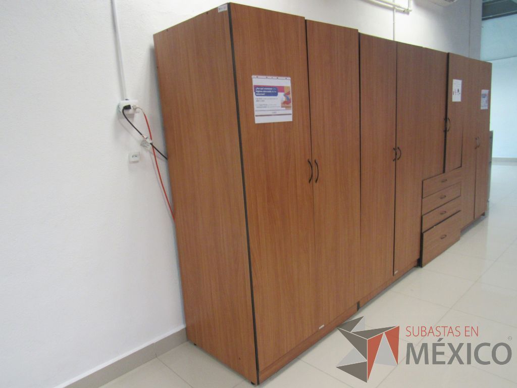 Lote 008 - 2 Gabinetes altos de 2 puertas y 1 entrepaño color café - Imagen 4