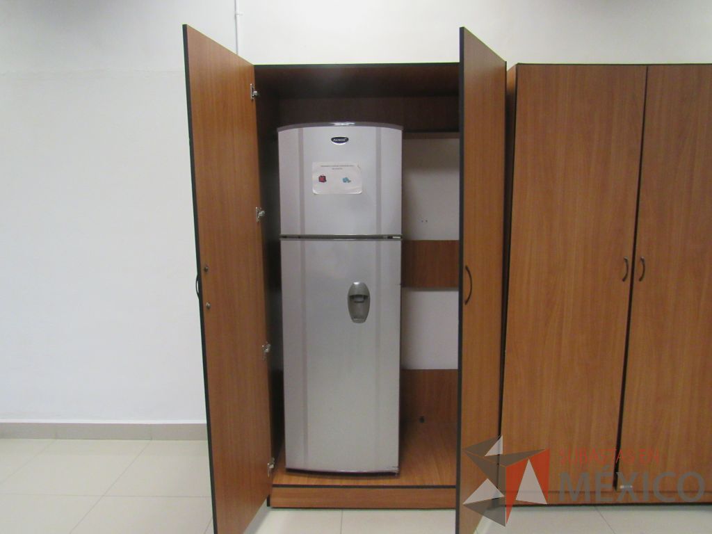 Lote 008 - 2 Gabinetes altos de 2 puertas y 1 entrepaño color café - Imagen 5