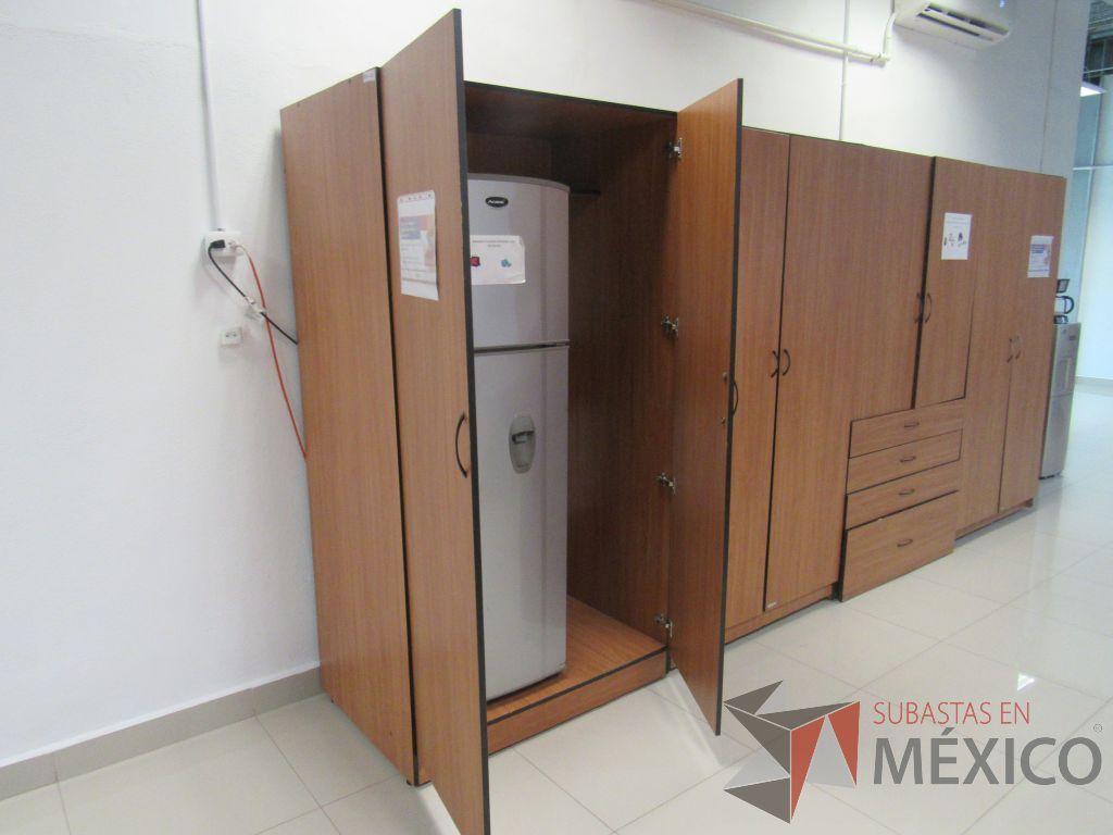 Lote 008 - 2 Gabinetes altos de 2 puertas y 1 entrepaño color café - Imagen 6