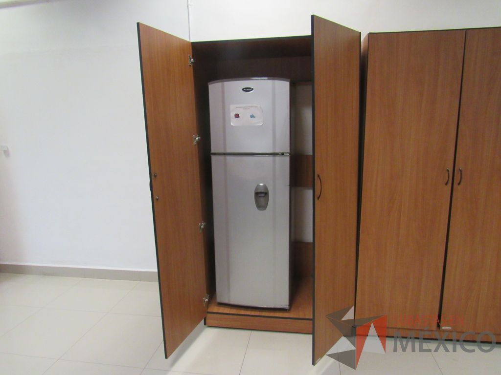 Lote 008 - 2 Gabinetes altos de 2 puertas y 1 entrepaño color café - Imagen 8