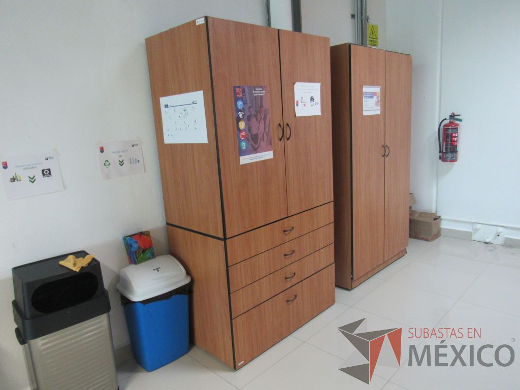 Lote 009 - 2 Gabinetes altos de 2 puertas, 1 entrepaño y 4 cajones color café