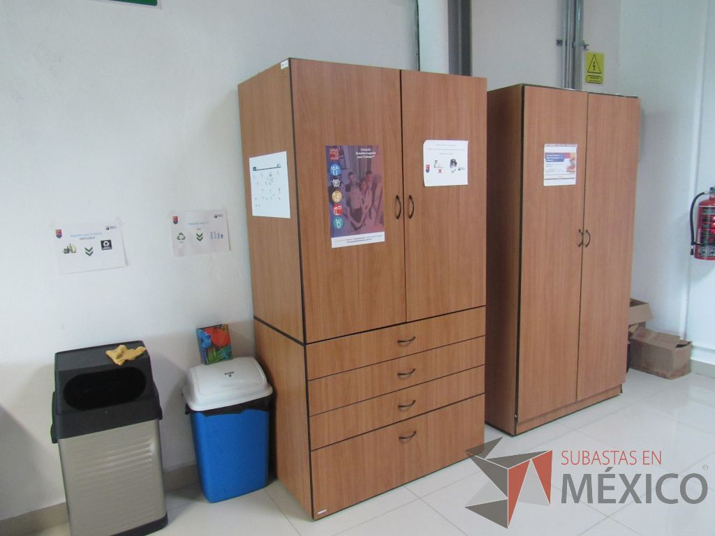 Lote 009 - 2 Gabinetes altos de 2 puertas, 1 entrepaño y 4 cajones color café - Imagen 2