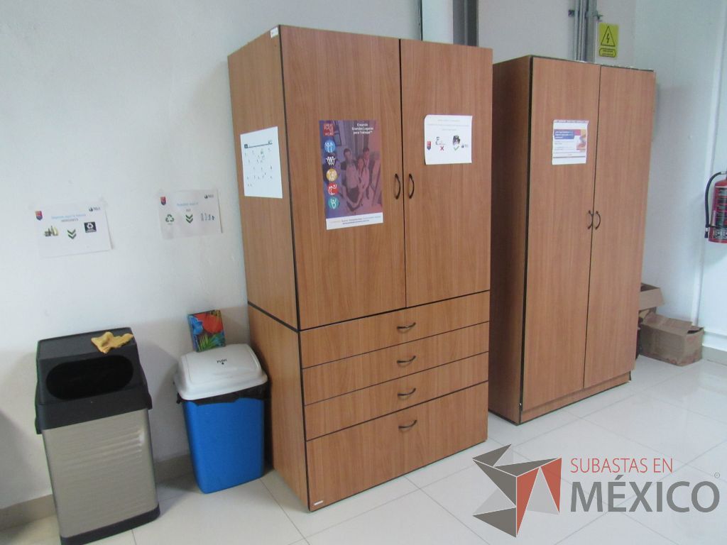 Lote 009 - 2 Gabinetes altos de 2 puertas, 1 entrepaño y 4 cajones color café - Imagen 3