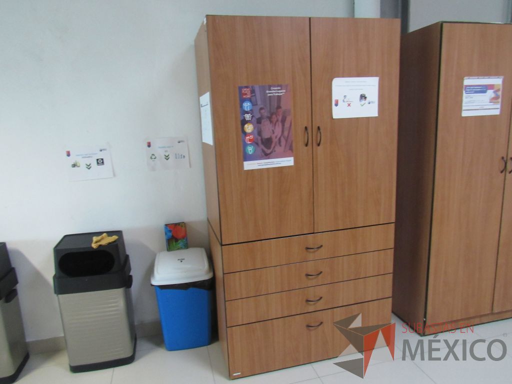 Lote 009 - 2 Gabinetes altos de 2 puertas, 1 entrepaño y 4 cajones color café - Imagen 4