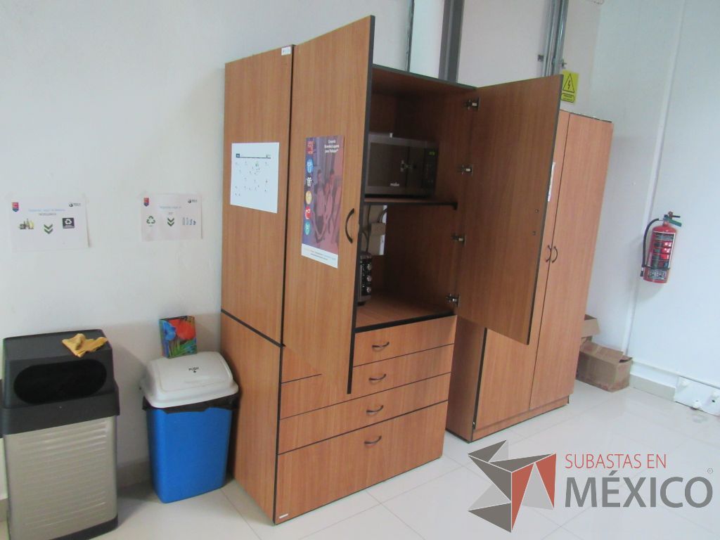 Lote 009 - 2 Gabinetes altos de 2 puertas, 1 entrepaño y 4 cajones color café - Imagen 8
