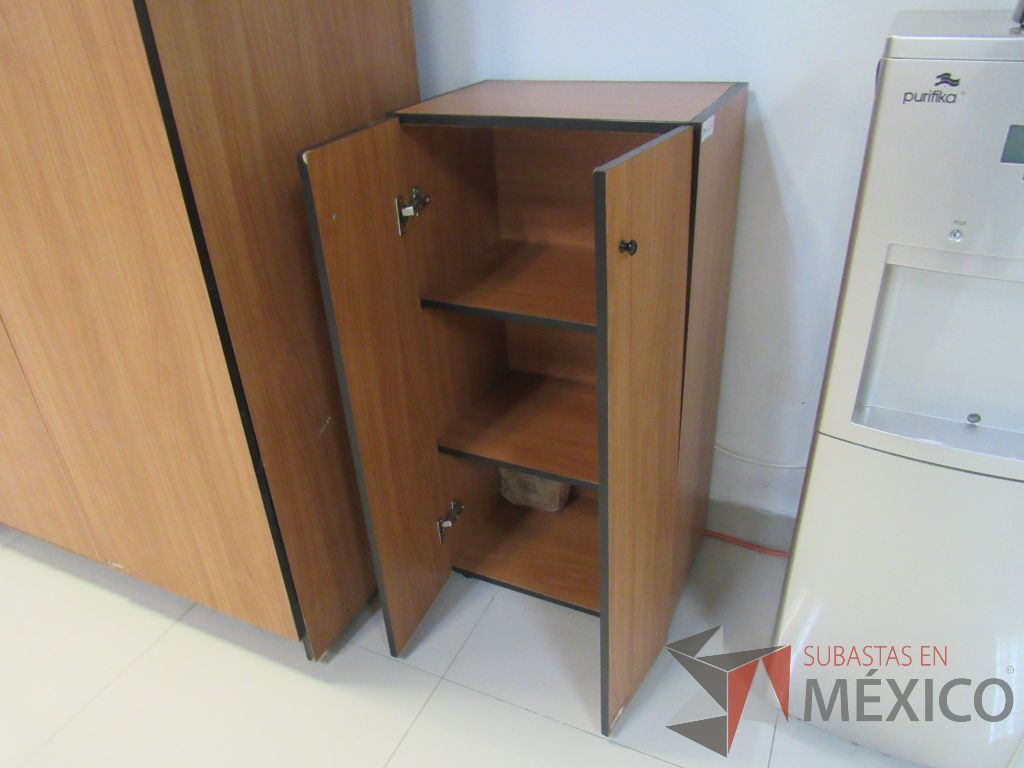 Lote 010 - Gabinete de 2 puertas y 2 entrepaños color café - Imagen 3