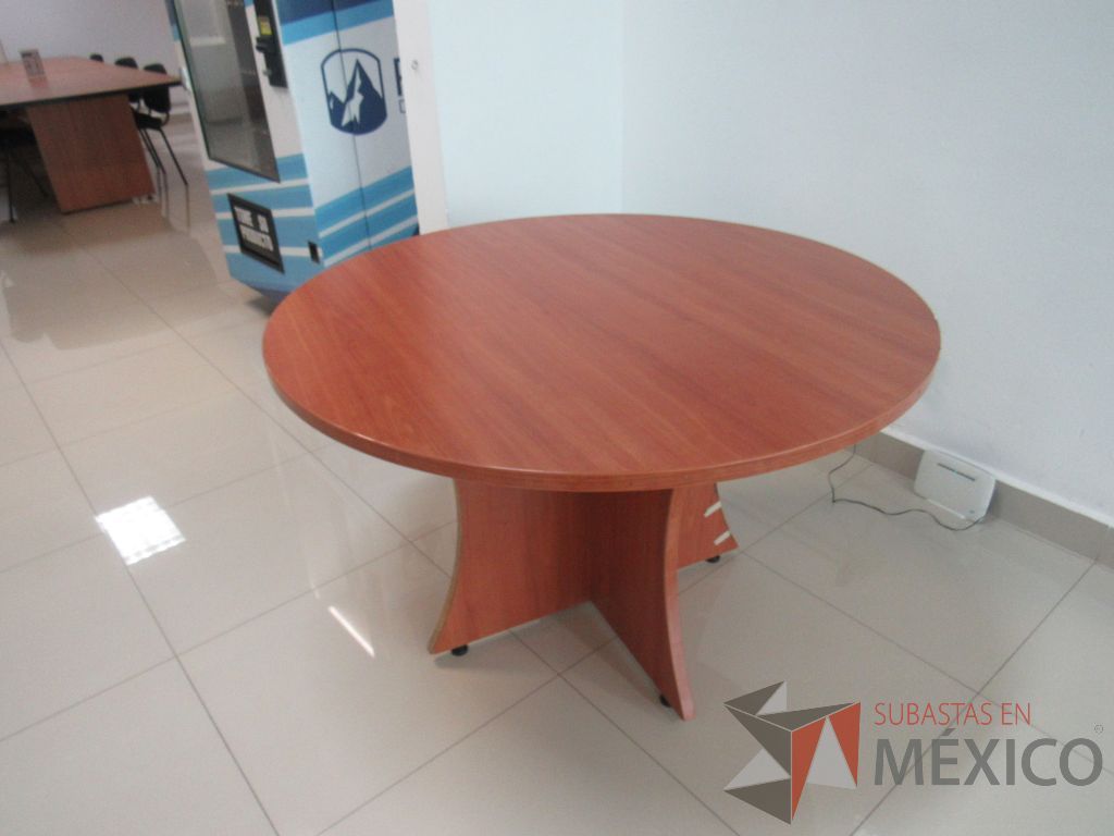 Lote 011 - Mesa de trabajo circular para 4 personas con base y cubierta color café - Imagen 2