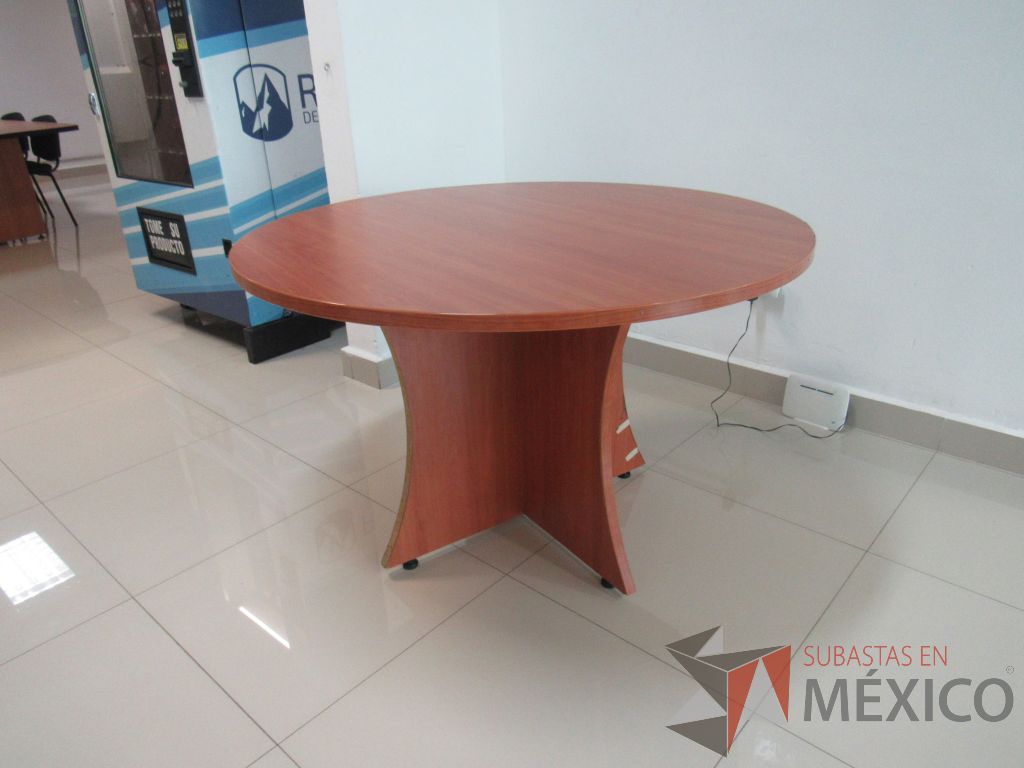 Lote 011 - Mesa de trabajo circular para 4 personas con base y cubierta color café - Imagen 3