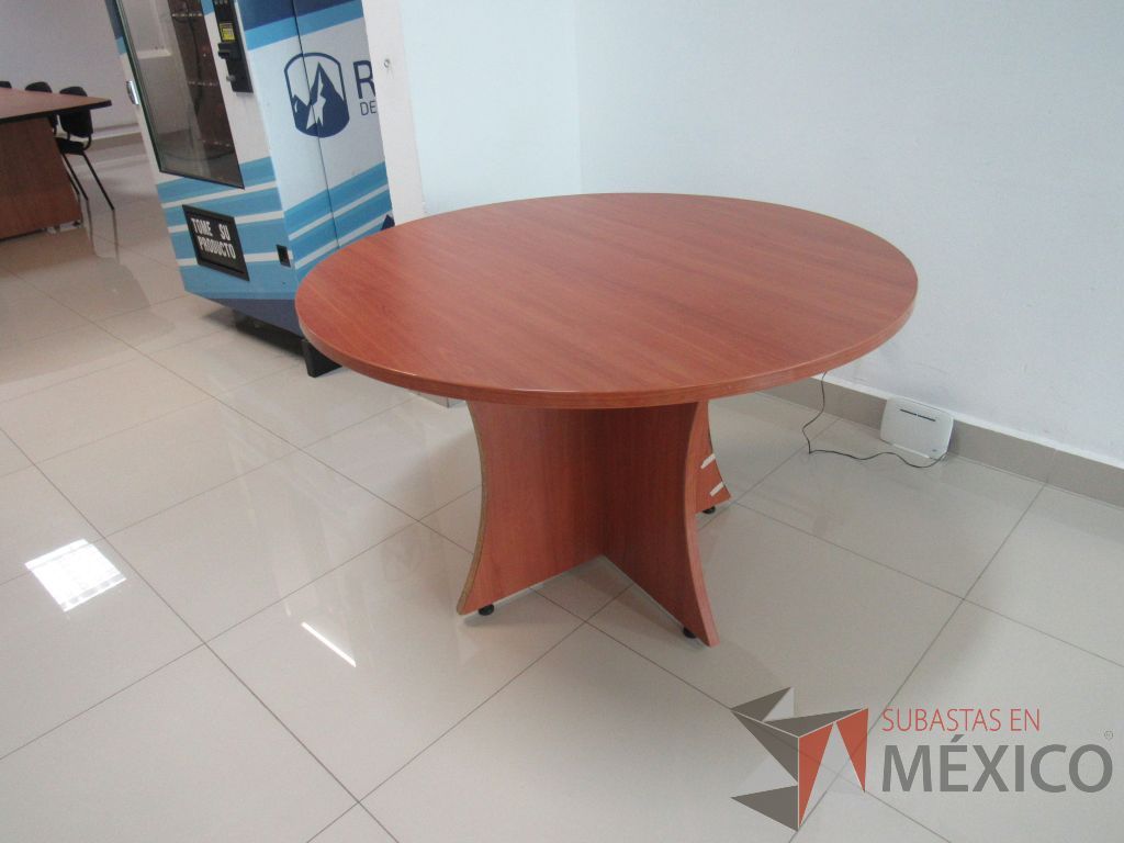 Lote 011 - Mesa de trabajo circular para 4 personas con base y cubierta color café