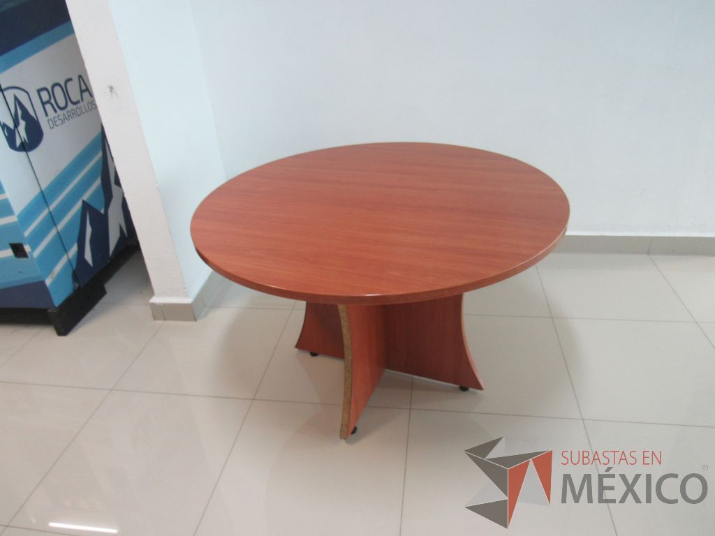 Lote 011 - Mesa de trabajo circular para 4 personas con base y cubierta color café - Imagen 4