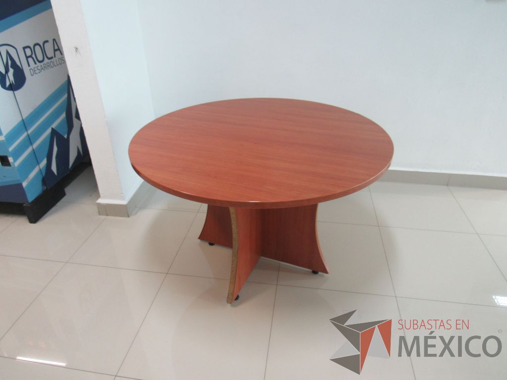 Lote 011 - Mesa de trabajo circular para 4 personas con base y cubierta color café - Imagen 5