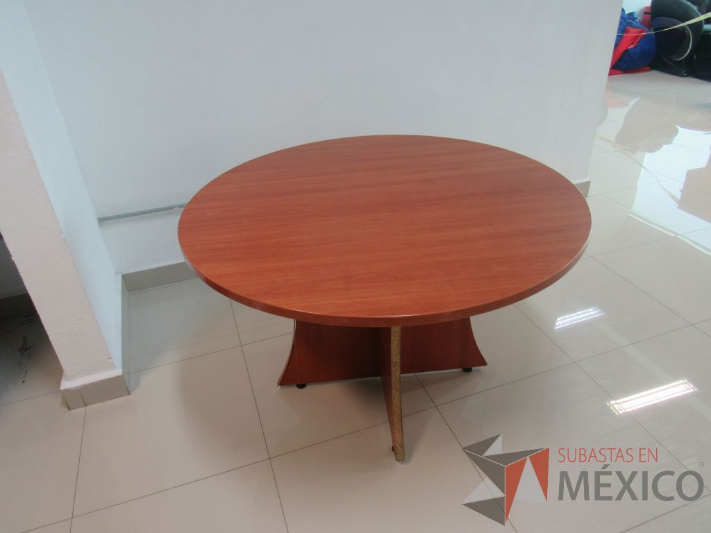 Lote 011 - Mesa de trabajo circular para 4 personas con base y cubierta color café - Imagen 7